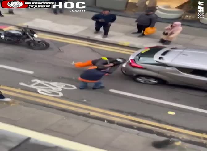 Video :He destroys a biker after striking him with a lock